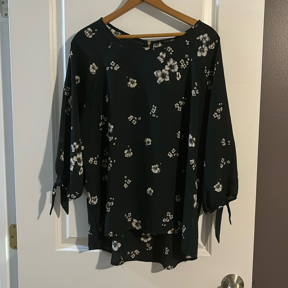 Dark blue/green flowered top